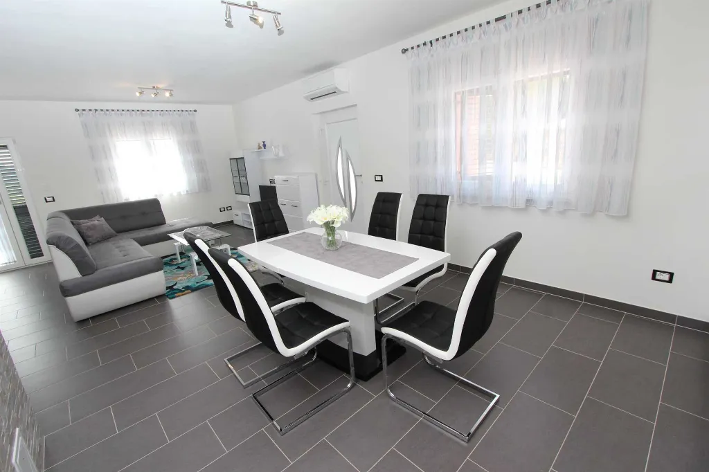 Three-Bedroom Apartment in Rovinj with Parking