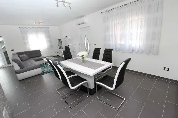 Three-Bedroom Apartment in Rovinj with Parking