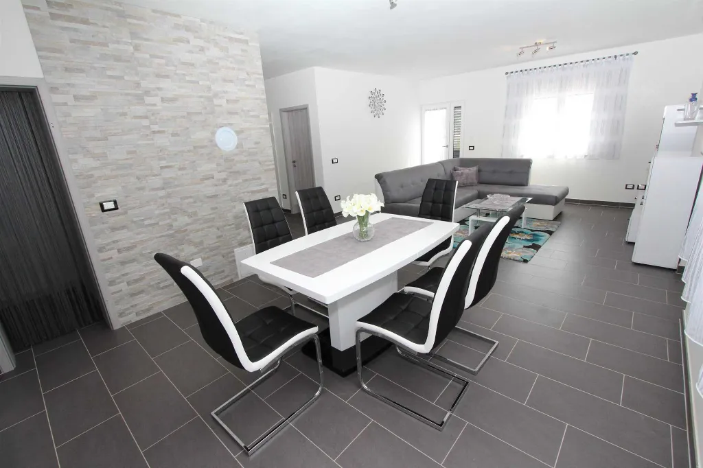 Three-Bedroom Apartment in Rovinj with Parking