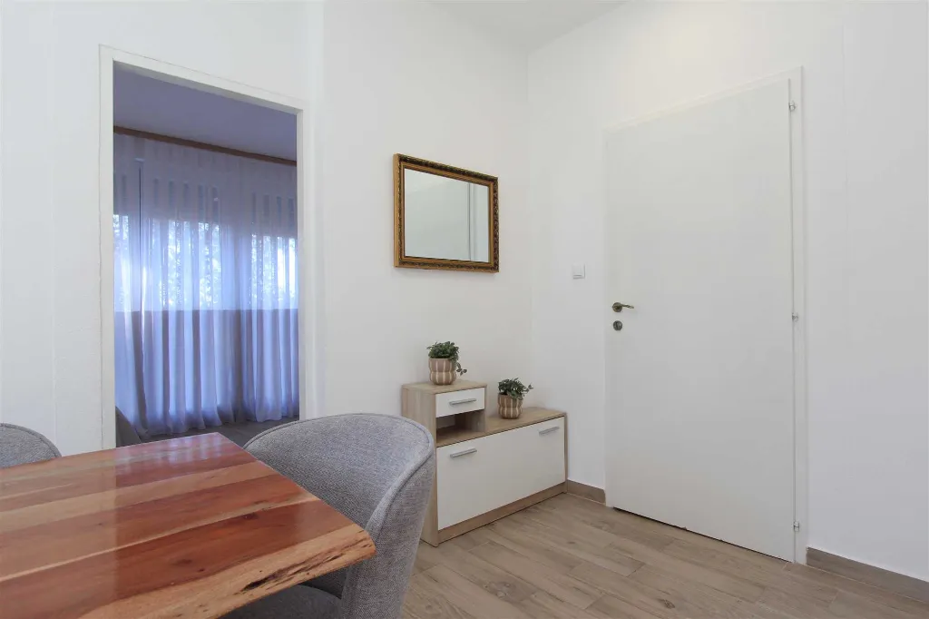 Elegant Two-Bedroom Escape Banjole