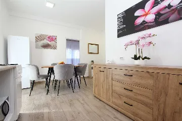 Elegant Two-Bedroom Escape Banjole