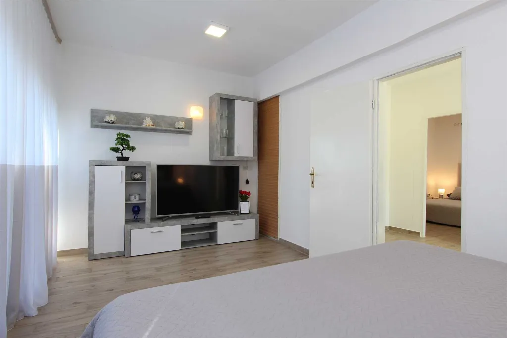 Elegant Two-Bedroom Escape Banjole