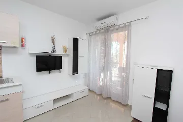 Studio for 2 Guests in Bale with Shared Pool