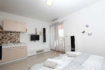 Studio for 2 Guests in Bale with Shared Pool