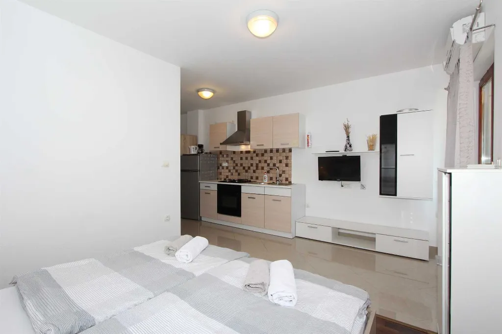 Studio for 2 Guests in Bale with Shared Pool