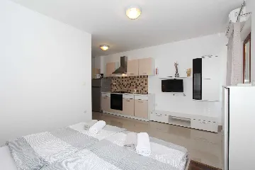 Studio for 2 Guests in Bale with Shared Pool