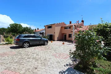 Studio for 2 Guests in Bale with Shared Pool