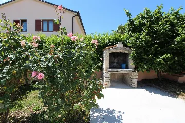 Studio for 2 Guests in Bale with Shared Pool