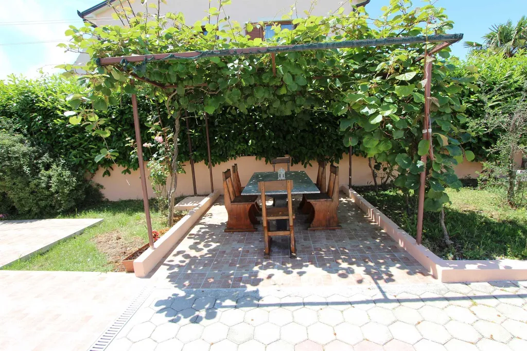 Studio for 2 Guests in Bale with Shared Pool