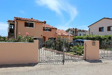 Studio for 2 Guests in Bale with Shared Pool