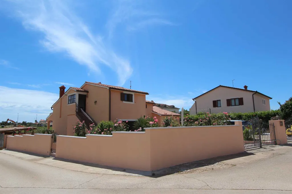 Studio for 2 Guests in Bale with Shared Pool