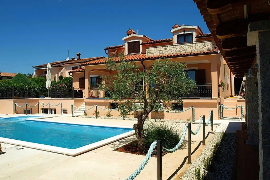 Studio for 2 Guests in Bale with Shared Pool
