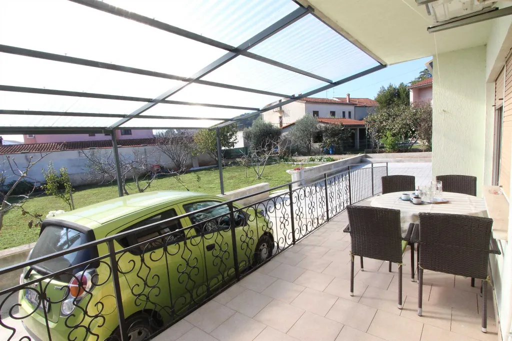 Three-Bedroom Apartment with Terrace in Pula