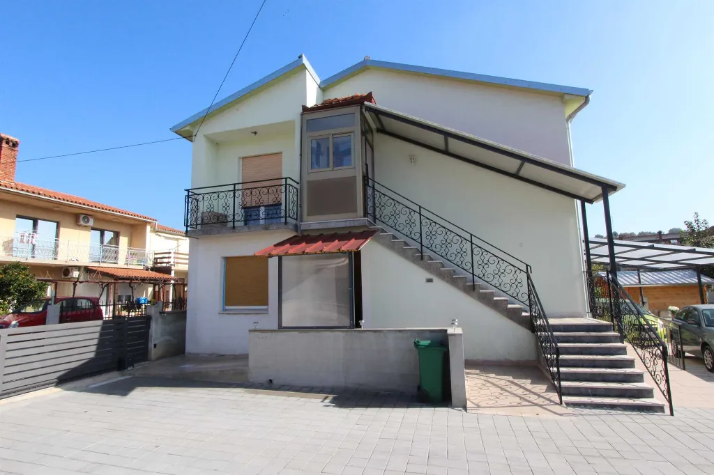 Three-Bedroom Apartment with Terrace in Pula
