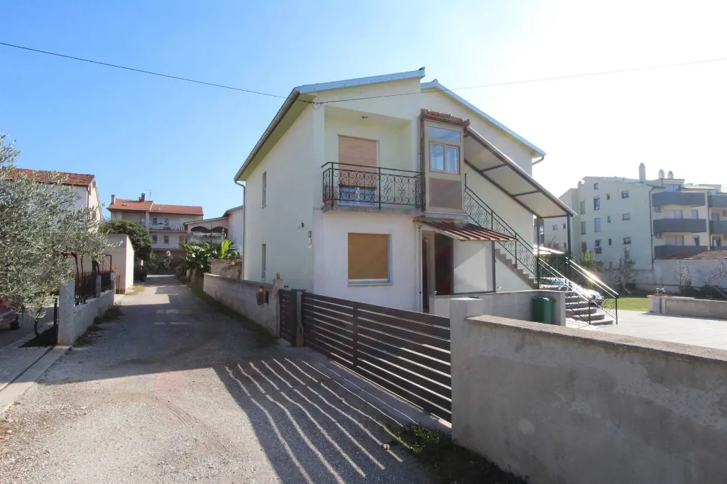 Three-Bedroom Apartment with Terrace in Pula
