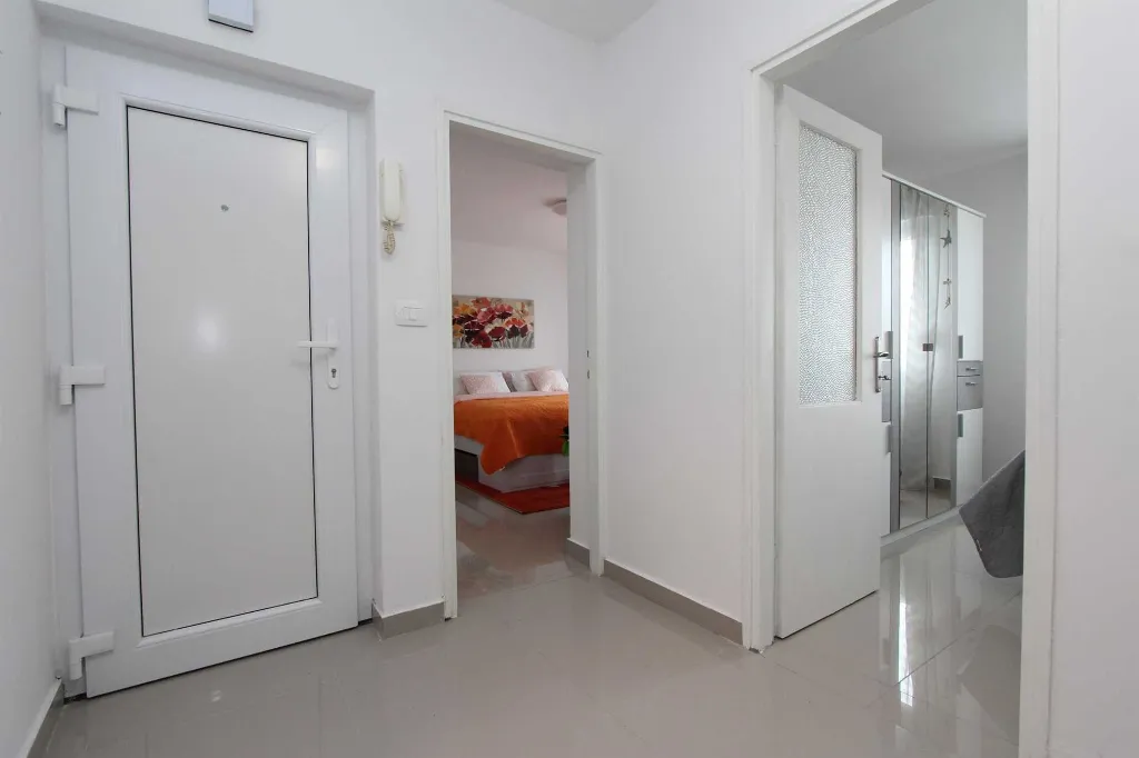 Two-Bedroom Apartment in Rovinj with Parking