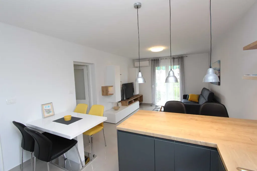 Two-Bedroom Apartment in Rovinj with Parking