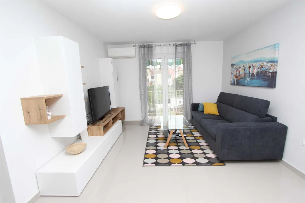 Two-Bedroom Apartment in Rovinj with Parking