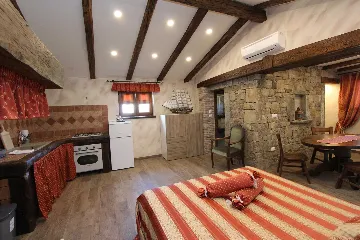 Studio for 2 Guests in Rovinjsko Selo with Shared Pool