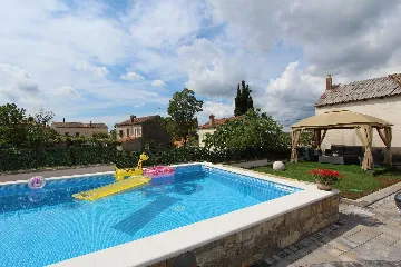 Studio for 2 Guests in Rovinjsko Selo with Shared Pool