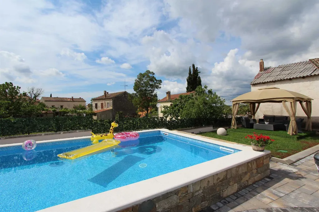 Studio for 2 Guests in Rovinjsko Selo with Shared Pool