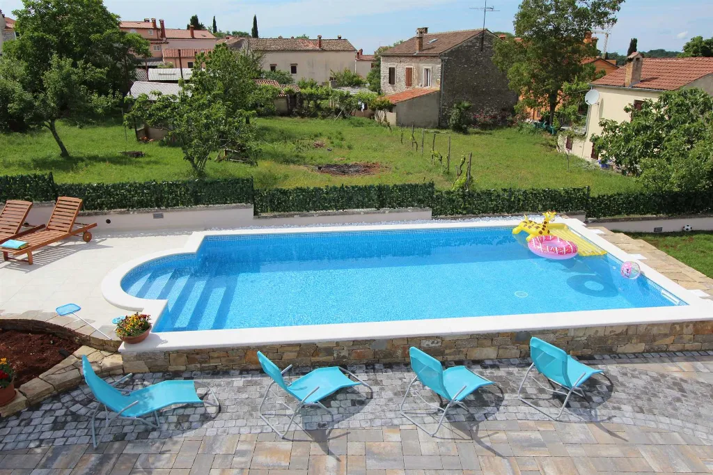 Studio for 2 Guests in Rovinjsko Selo with Shared Pool