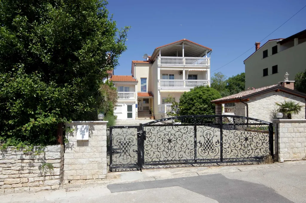 Three-Bedroom Apartment in Banjole for 5 Guests