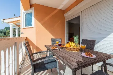 One-Bedroom Apartment with Pool in Banjole for 4 Guests