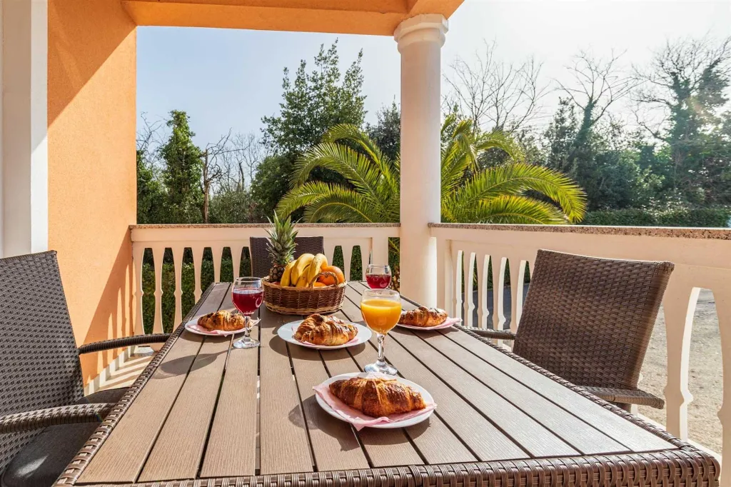 One-Bedroom Apartment with Pool in Banjole for 4 Guests