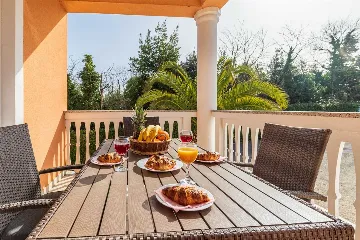 One-Bedroom Apartment with Pool in Banjole for 4 Guests