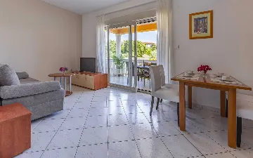 One-Bedroom Apartment with Pool in Banjole for 4 Guests