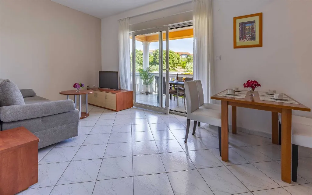 One-Bedroom Apartment with Pool in Banjole for 4 Guests