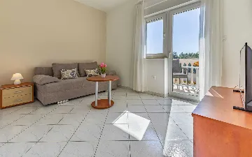 One-Bedroom Apartment with Shared Pool in Banjole