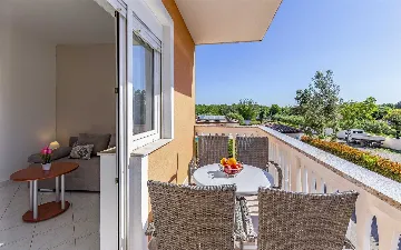 One-Bedroom Apartment with Shared Pool in Banjole