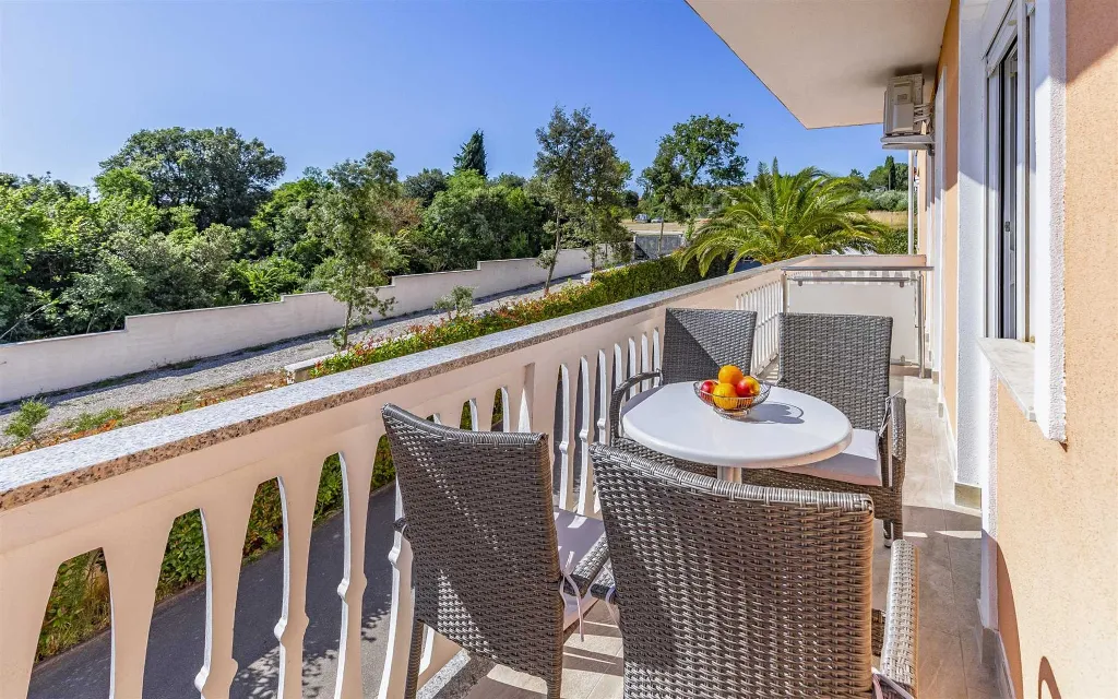 One-Bedroom Apartment with Shared Pool in Banjole