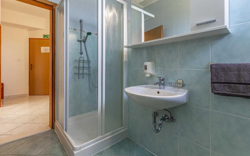 One-Bedroom Apartment with Shared Pool in Banjole