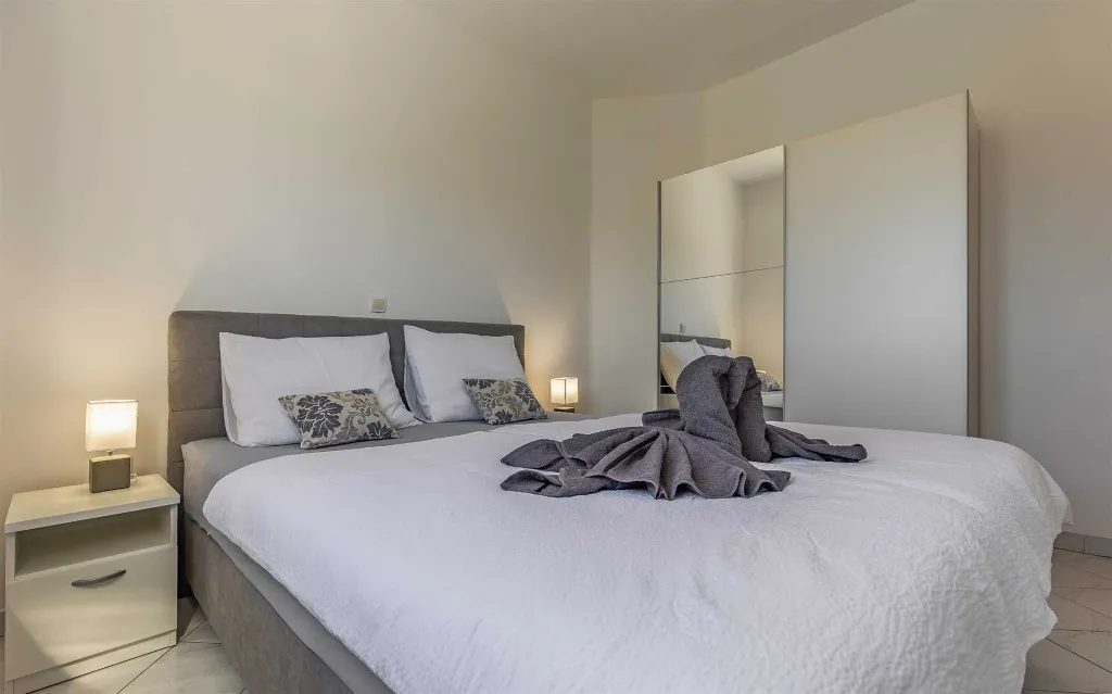 One-Bedroom Apartment with Shared Pool in Banjole