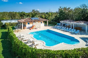 One-Bedroom Apartment with Pool in Banjole for 4