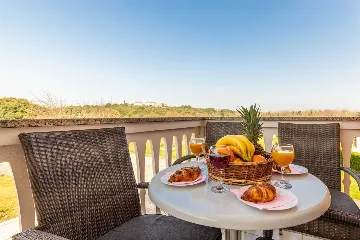 One-Bedroom Apartment with Pool in Banjole for 4