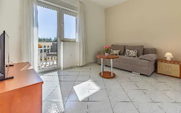 One-Bedroom Apartment with Pool in Banjole for 4