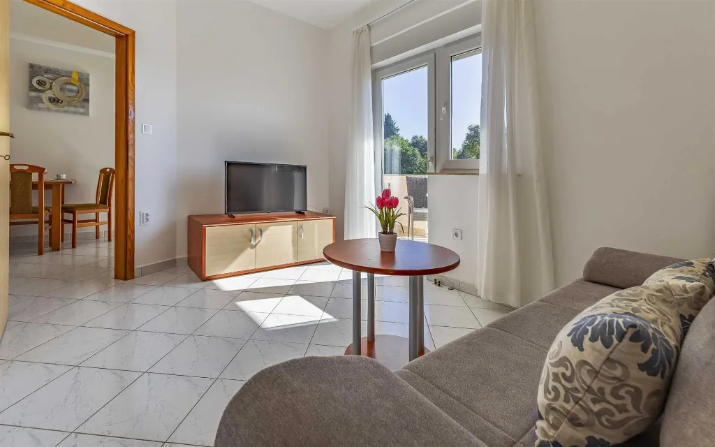One-Bedroom Apartment with Pool in Banjole for 4