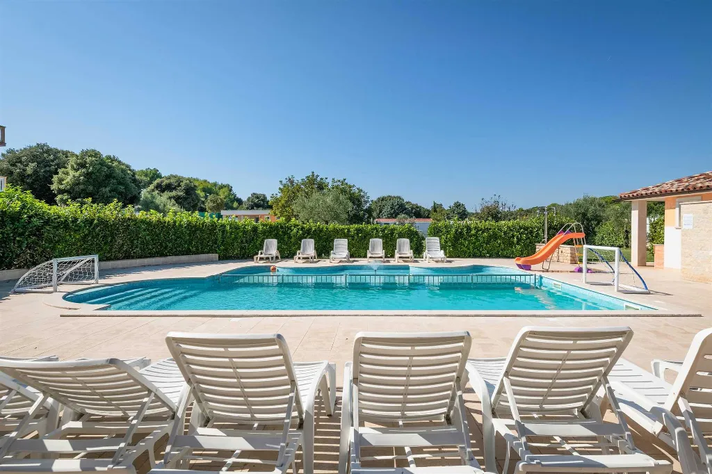 One-Bedroom Apartment in Banjole with Shared Pool