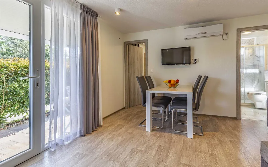 Mobile Home for 6 Guests in Banjole with Shared Pool