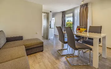 Mobile Home for 6 Guests in Banjole with Shared Pool