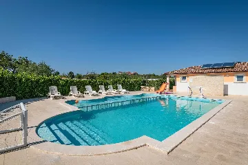 Mobile Home for 6 Guests in Banjole with Shared Pool