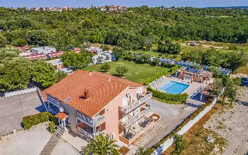 Mobile Home for 6 Guests in Banjole with Shared Pool