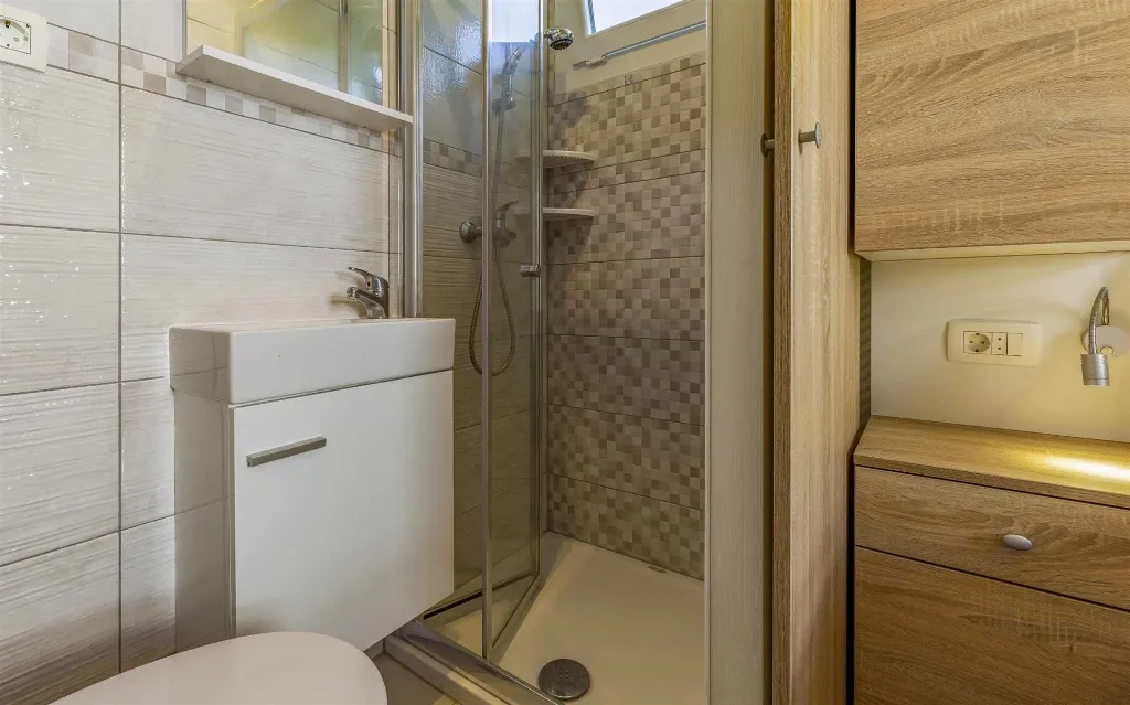 Mobile Home for 6 Guests in Banjole with Pool