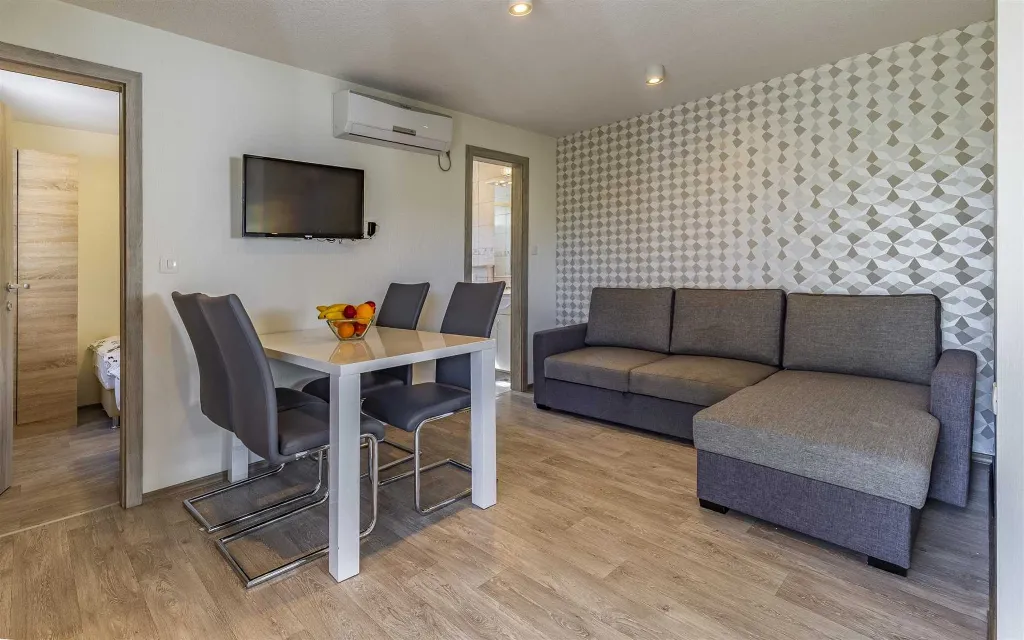 Mobile Home for 6 Guests in Banjole with Pool