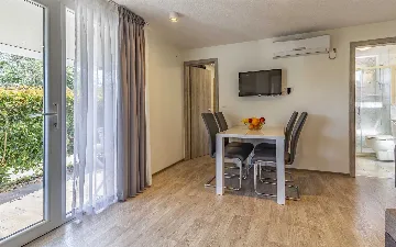 Mobile Home for 6 Guests in Banjole with Pool