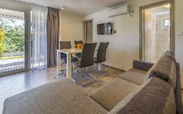 Mobile Home for 6 Guests in Banjole with Pool